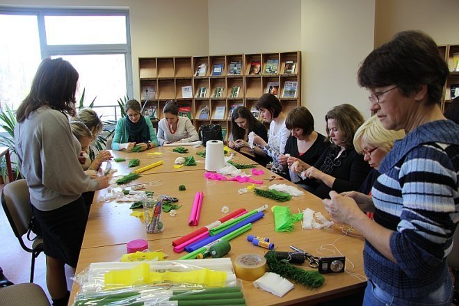 Nauczyciele uczyli się wykonywać świąteczne ozdoby ludowe [6 III 2013] - zdjęcie #21 - eOstroleka.pl