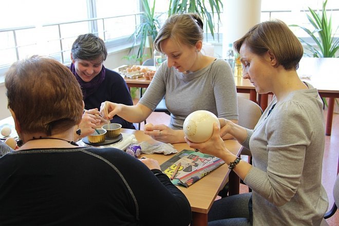 Nauczyciele uczyli się wykonywać świąteczne ozdoby ludowe [6 III 2013] - zdjęcie #18 - eOstroleka.pl