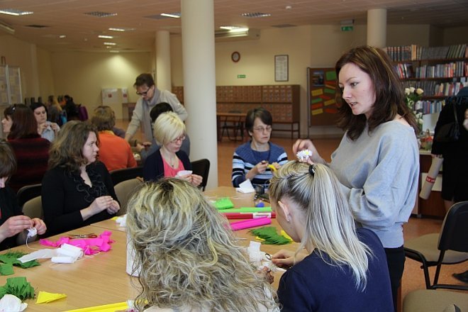 Nauczyciele uczyli się wykonywać świąteczne ozdoby ludowe [6 III 2013] - zdjęcie #13 - eOstroleka.pl