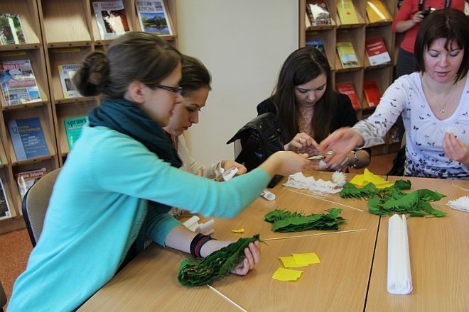 Nauczyciele uczyli się wykonywać świąteczne ozdoby ludowe [6 III 2013] - zdjęcie #16 - eOstroleka.pl