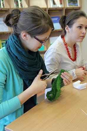 Nauczyciele uczyli się wykonywać świąteczne ozdoby ludowe [6 III 2013] - zdjęcie #11 - eOstroleka.pl