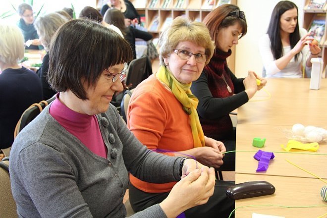 Nauczyciele uczyli się wykonywać świąteczne ozdoby ludowe [6 III 2013] - zdjęcie #8 - eOstroleka.pl