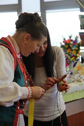 Nauczyciele uczyli się wykonywać świąteczne ozdoby ludowe [6 III 2013] - zdjęcie #22 - eOstroleka.pl