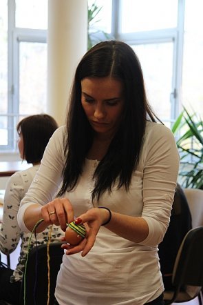 Nauczyciele uczyli się wykonywać świąteczne ozdoby ludowe [6 III 2013] - zdjęcie #3 - eOstroleka.pl