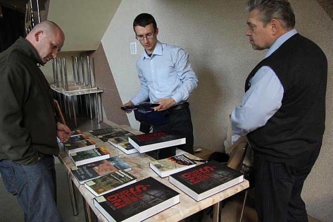 Promocja książki „Śladami zbrodni. Przewodnik po miejscach represji komunistycznych lat 1944-1956 [8 III 2013] - zdjęcie #1 - eOstroleka.pl