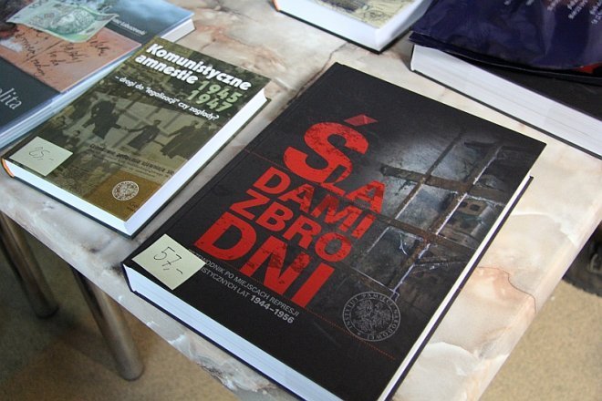 Promocja książki „Śladami zbrodni. Przewodnik po miejscach represji komunistycznych lat 1944-1956 [8 III 2013] - zdjęcie #2 - eOstroleka.pl
