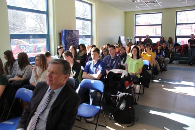 Młodzieżowe Targi Edukacji i Pracy w Ostrołęce [14 III 2013] - zdjęcie #8 - eOstroleka.pl