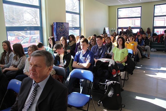 Młodzieżowe Targi Edukacji i Pracy w Ostrołęce [14 III 2013] - zdjęcie #6 - eOstroleka.pl