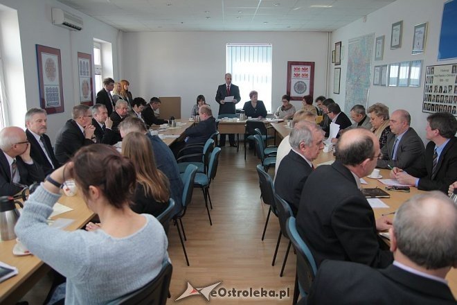 XXX sesja Rady Powiatu Ostrołęckiego [27.03.2013] - zdjęcie #2 - eOstroleka.pl