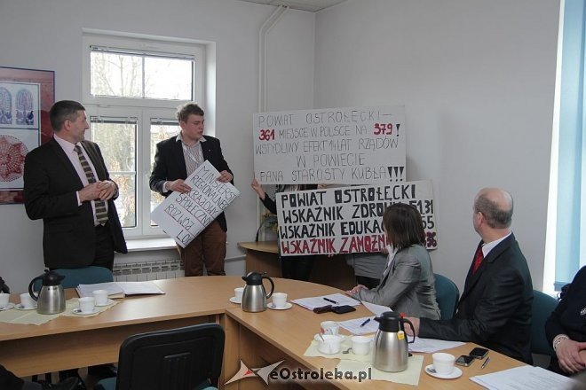 XXX sesja Rady Powiatu Ostrołęckiego [27.03.2013] - zdjęcie #3 - eOstroleka.pl