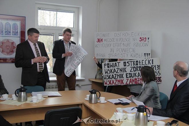XXX sesja Rady Powiatu Ostrołęckiego [27.03.2013] - zdjęcie #1 - eOstroleka.pl