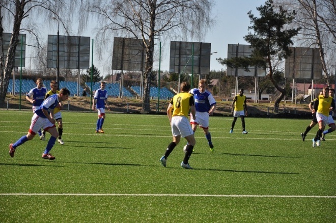 IV liga: Narew Ostrołęka - Huragan Wołomin (21.04.2013) - zdjęcie #15 - eOstroleka.pl