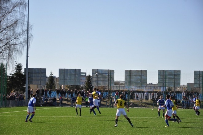 IV liga: Narew Ostrołęka - Huragan Wołomin (21.04.2013) - zdjęcie #9 - eOstroleka.pl