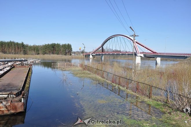 Woda w Narwi przekroczyła już 4 metry [22.04.2013] - zdjęcie #2 - eOstroleka.pl