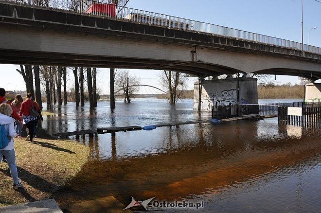 Woda w Narwi przekroczyła już 4 metry [22.04.2013] - zdjęcie #7 - eOstroleka.pl