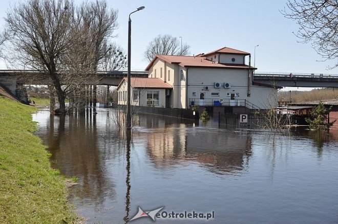 Woda w Narwi przekroczyła już 4 metry [22.04.2013] - zdjęcie #10 - eOstroleka.pl