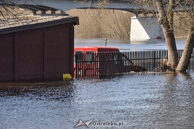 Woda w Narwi przekroczyła już 4 metry [22.04.2013] - zdjęcie #11 - eOstroleka.pl