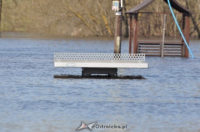 Woda w Narwi przekroczyła już 4 metry [22.04.2013] - zdjęcie #20 - eOstroleka.pl