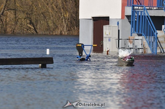 Woda w Narwi przekroczyła już 4 metry [22.04.2013] - zdjęcie #21 - eOstroleka.pl