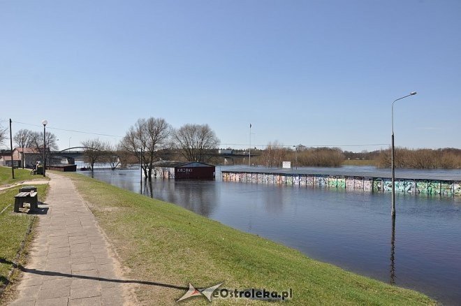 Woda w Narwi przekroczyła już 4 metry [22.04.2013] - zdjęcie #24 - eOstroleka.pl