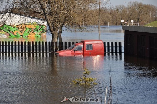 Woda w Narwi przekroczyła już 4 metry [22.04.2013] - zdjęcie #26 - eOstroleka.pl