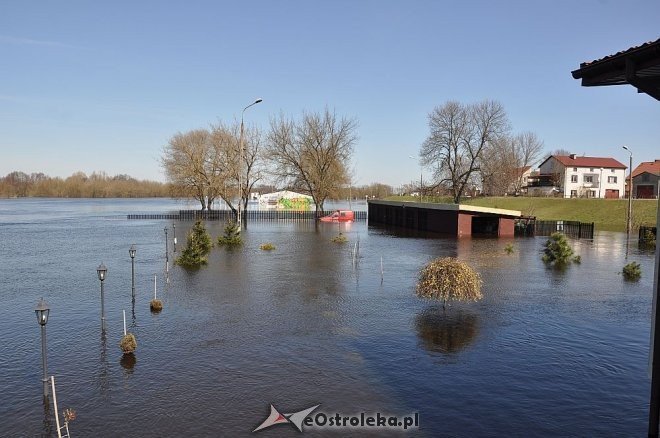 Woda w Narwi przekroczyła już 4 metry [22.04.2013] - zdjęcie #27 - eOstroleka.pl