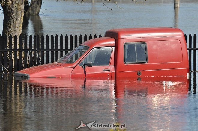Woda w Narwi przekroczyła już 4 metry [22.04.2013] - zdjęcie #28 - eOstroleka.pl