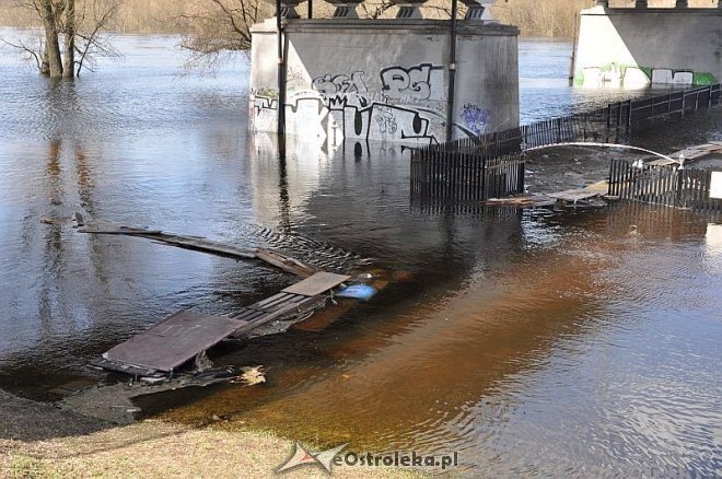 Ostrołęka: Narew przekroczyła już 4 metry [24.04.2013] - zdjęcie #16 - eOstroleka.pl