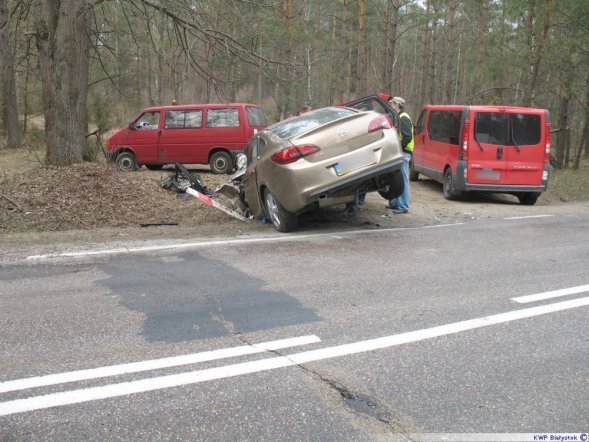 Czerwony Bór: Zderzenie mitsubishi z oplem. Dwie osoby trafiły do szpitala [25.04.2013] - zdjęcie #4 - eOstroleka.pl