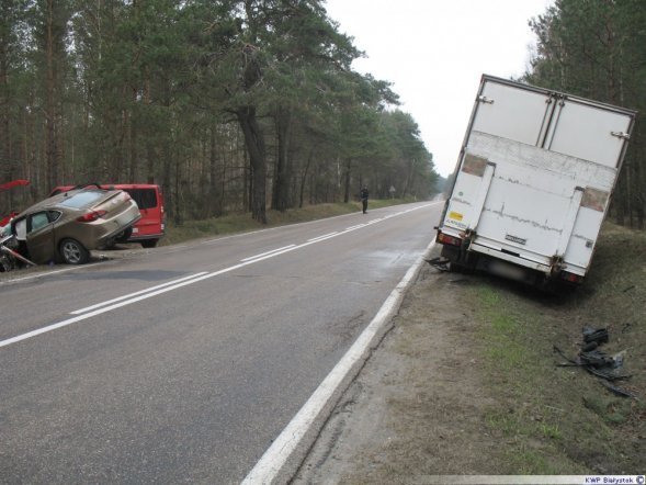 Czerwony Bór: Zderzenie mitsubishi z oplem. Dwie osoby trafiły do szpitala [25.04.2013] - zdjęcie #1 - eOstroleka.pl