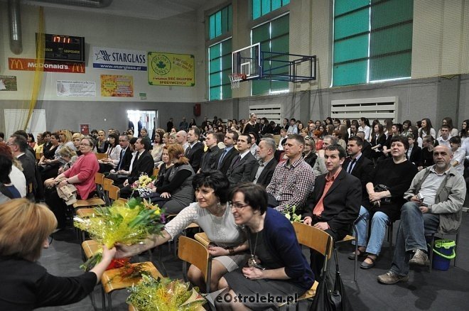 Uroczyste zakończenie roku szkolnego w III LO w Ostrołęce [25.04.2013] - zdjęcie #58 - eOstroleka.pl