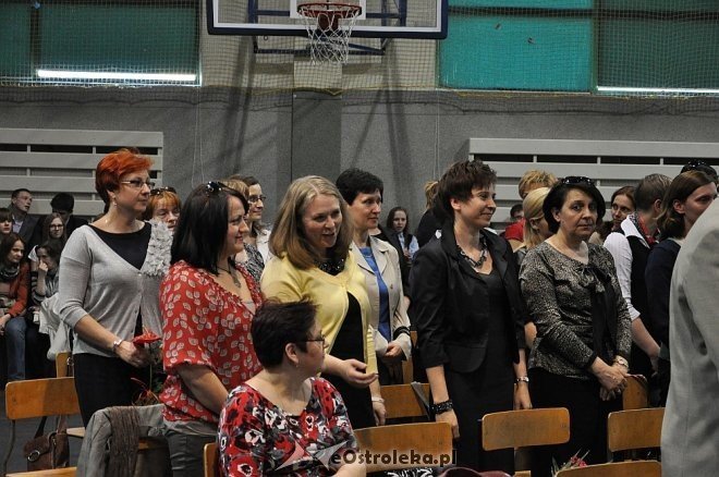 Uroczyste zakończenie roku szkolnego w III LO w Ostrołęce [25.04.2013] - zdjęcie #25 - eOstroleka.pl
