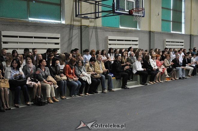 Uroczyste zakończenie roku szkolnego w III LO w Ostrołęce [25.04.2013] - zdjęcie #47 - eOstroleka.pl
