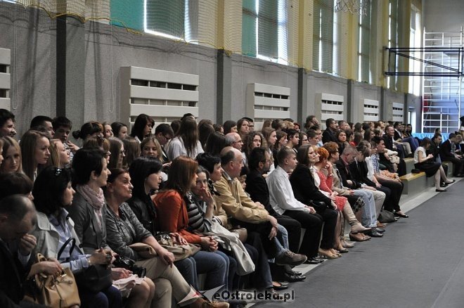 Uroczyste zakończenie roku szkolnego w III LO w Ostrołęce [25.04.2013] - zdjęcie #22 - eOstroleka.pl