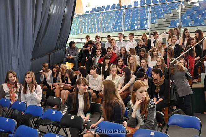 Zakończenie roku szkolenego dla klas maturalnych w I LO w Ostrołęce [26.04.2013] - zdjęcie #8 - eOstroleka.pl