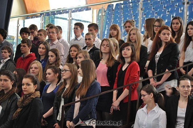 Zakończenie roku szkolenego dla klas maturalnych w I LO w Ostrołęce [26.04.2013] - zdjęcie #18 - eOstroleka.pl