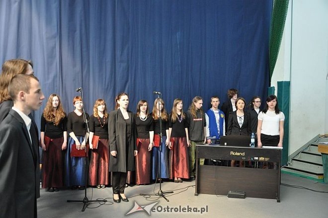 Zakończenie roku szkolenego dla klas maturalnych w I LO w Ostrołęce [26.04.2013] - zdjęcie #38 - eOstroleka.pl