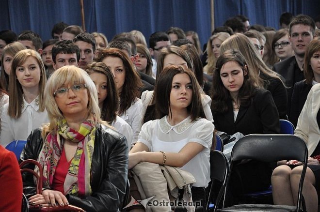 Zakończenie roku szkolenego dla klas maturalnych w I LO w Ostrołęce [26.04.2013] - zdjęcie #12 - eOstroleka.pl