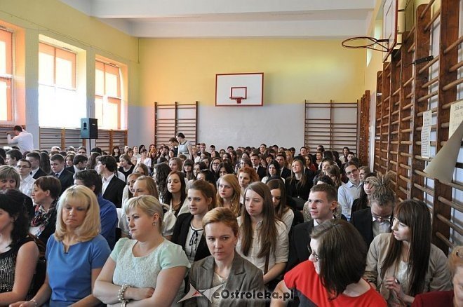Zakończenie roku szkolenego dla klas maturalnych w II LO w Ostrołęce [26.04.2013] - zdjęcie #30 - eOstroleka.pl