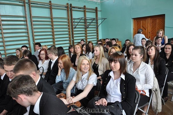 Zakończenie roku szkolenego dla klas maturalnych w ZSZ nr 2 w Ostrołęce [26.04.2013] - zdjęcie #7 - eOstroleka.pl