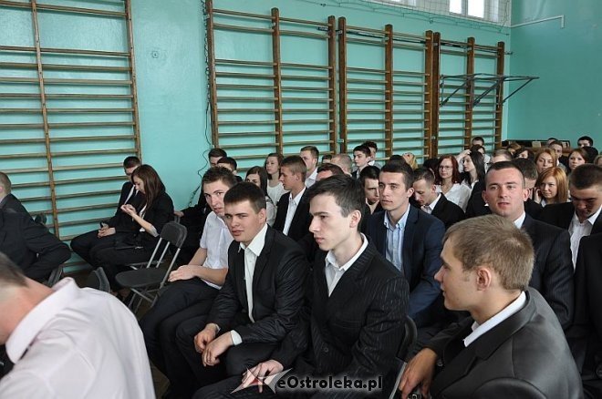 Zakończenie roku szkolenego dla klas maturalnych w ZSZ nr 2 w Ostrołęce [26.04.2013] - zdjęcie #9 - eOstroleka.pl