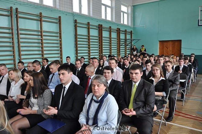 Zakończenie roku szkolenego dla klas maturalnych w ZSZ nr 2 w Ostrołęce [26.04.2013] - zdjęcie #1 - eOstroleka.pl