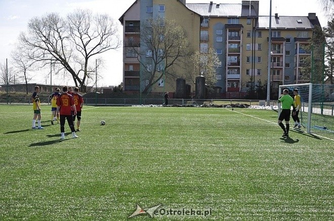 XI Mistrzostwa Miasta Ostrołęki Szkół Średnich o Puchar Przechodni Prezydenta Miasta Ostrołęki w piłce nożnej mężczyzn [30.04.2013] - zdjęcie #2 - eOstroleka.pl