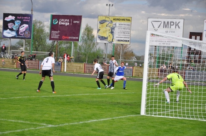 Narew Ostrołęka - MKS Przasnysz (04.05.2013) - zdjęcie #20 - eOstroleka.pl