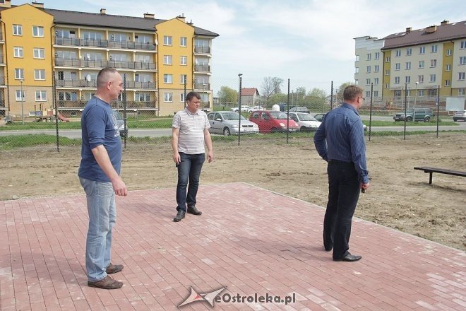 Budowa boisk przy blokach OTBS [07.05.2013] - zdjęcie #9 - eOstroleka.pl