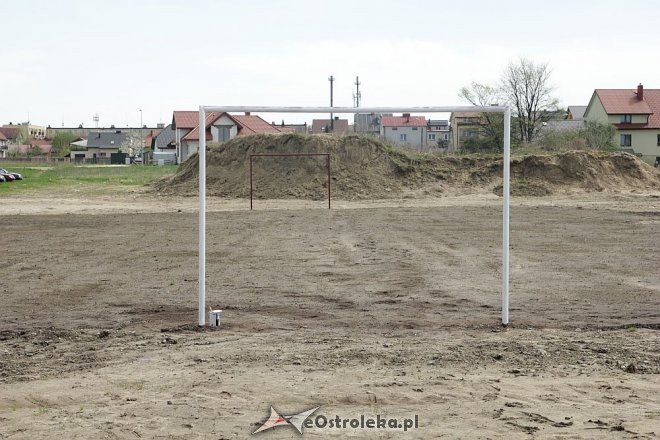 Budowa boisk przy blokach OTBS [07.05.2013] - zdjęcie #7 - eOstroleka.pl