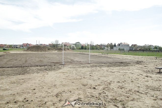 Budowa boisk przy blokach OTBS [07.05.2013] - zdjęcie #16 - eOstroleka.pl