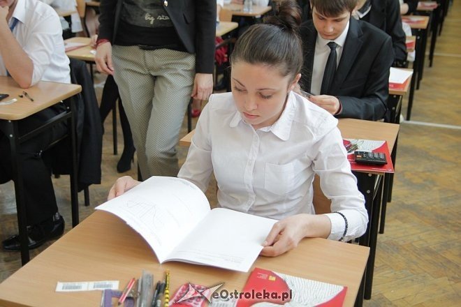Matura 2013 - egzamin z matematyki w I LO w Ostrołęce [08.05.2013] - zdjęcie #19 - eOstroleka.pl