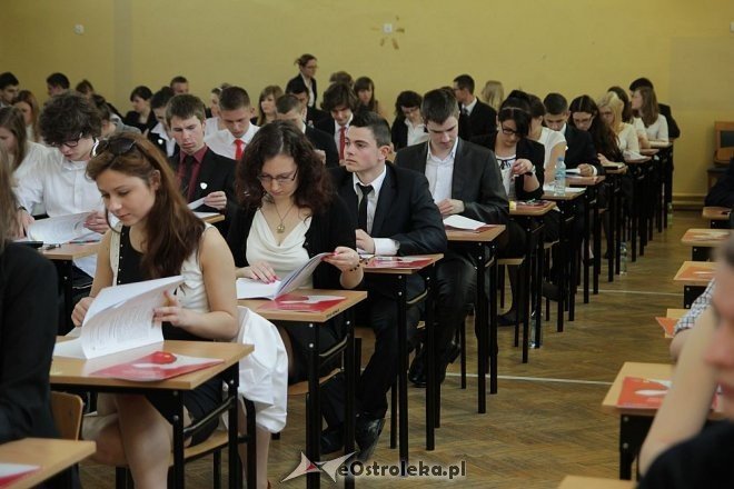 Matura 2013 - egzamin z matematyki w I LO w Ostrołęce [08.05.2013] - zdjęcie #25 - eOstroleka.pl