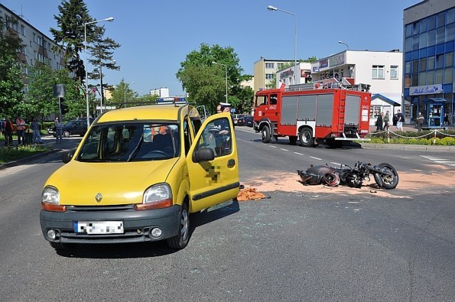 Wypadek na skrzyżowaniu Hallera i 11 Listopada [15.05.2013] - zdjęcie #4 - eOstroleka.pl